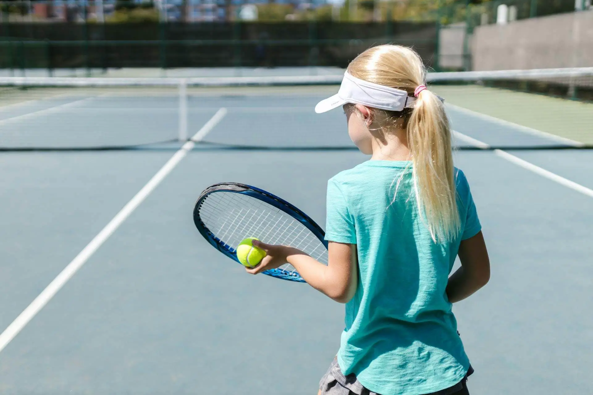 girl in tennis court