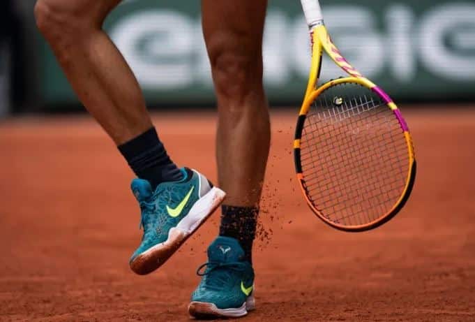 nadal cleaning his shoes from clay dirt